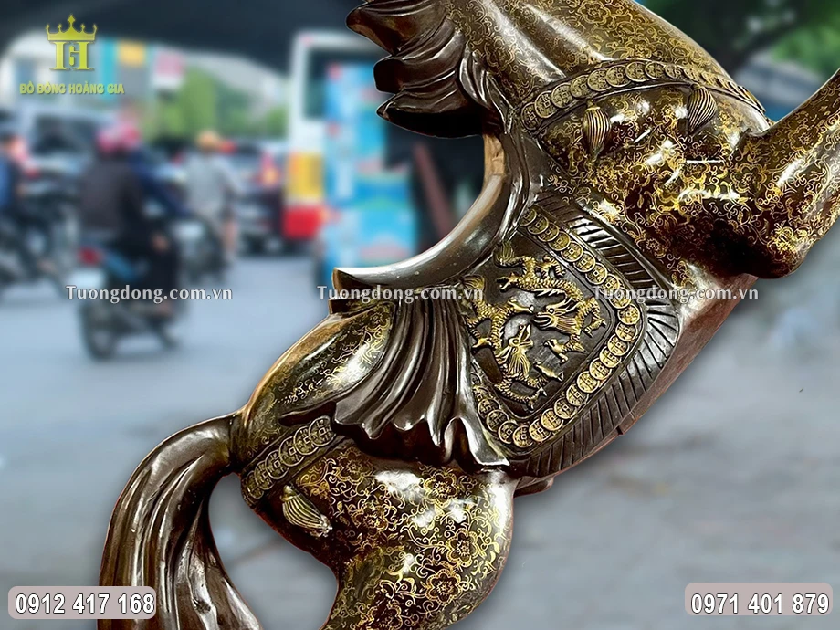 Phần màu nền được hun nâu vô cùng uy nghiêm